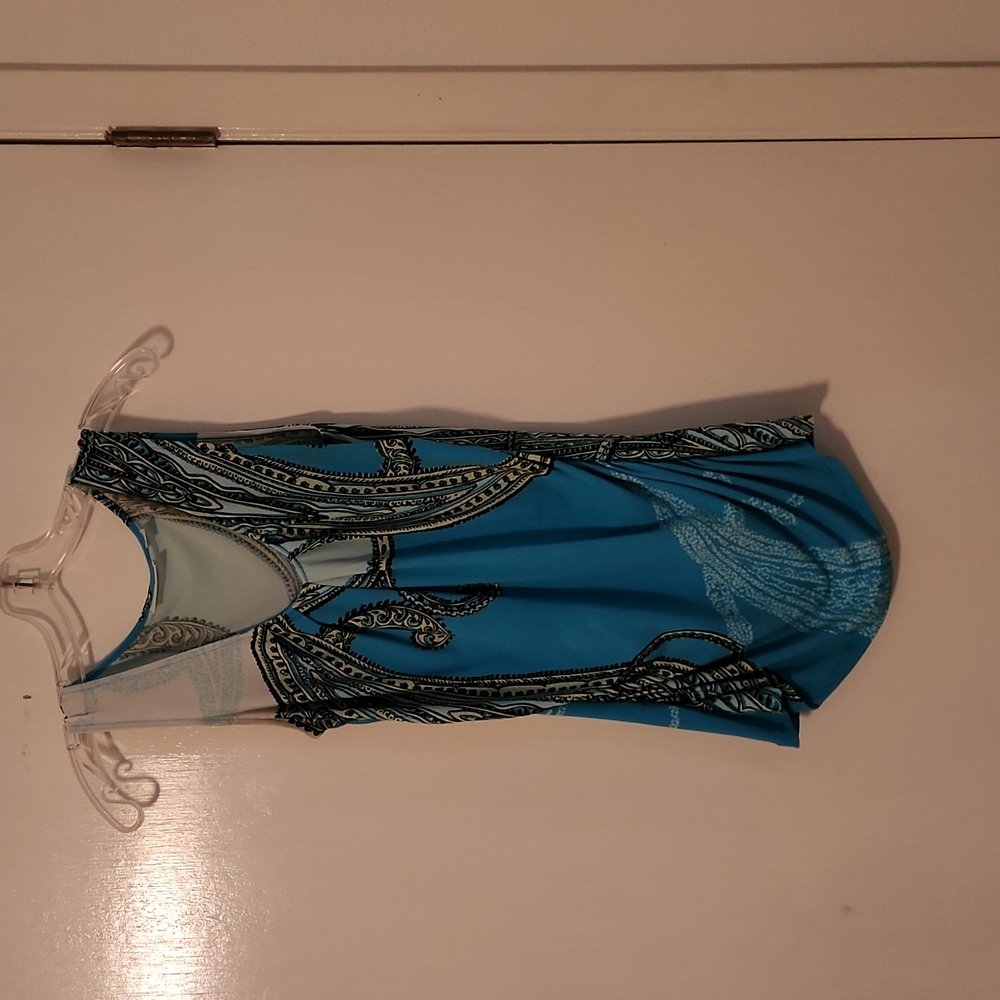 Beautiful top that will go great with a skirt or pair of pants!